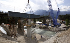 Anfang Mai waren die Hubarbeiten an der Brücke Ötztaler Ache abgeschlossen, im August wurde die Brücke dem Eisenbahnverkehr übergeben. Anfang Mai waren die Hubarbeiten an der Brücke Ötztaler Ache abgeschlossen, im August wurde die Brücke dem Eisenbahnverkehr übergeben.